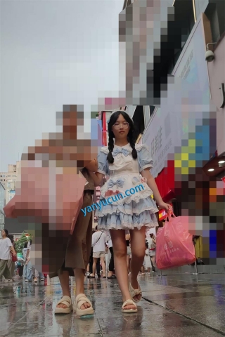 XM344洛丽塔小姐姐和妈妈一起逛街买东西，紫色内内