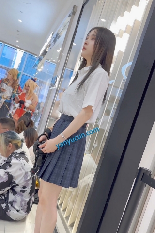 trump1424【KFC】JK制服摄影师·翘起屁股专注拍摄·粉色窄内也在被我拍