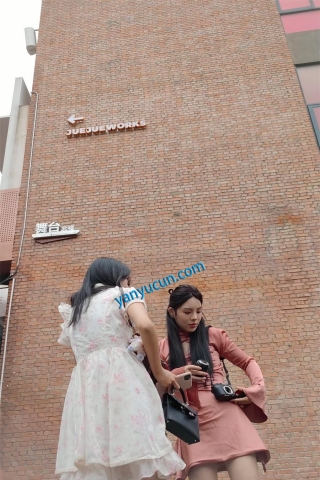 XM420粉色连衣裙极品美女和闺蜜网红地打卡拍照，白色内内