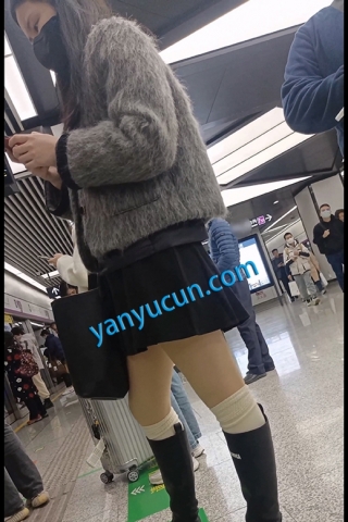 绑腿袜妹子向路人展示身材1hxbwtrs