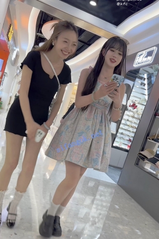 trump1335【KFC】吊带裙少妇和闺蜜逛街·穿着可爱裙子黑色窄内反差感