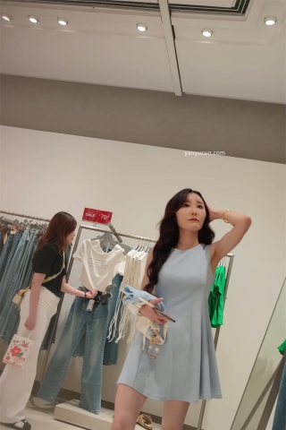 XM322蓝色连衣裙美女和男朋友逛街买衣服，白色窄内漏B边