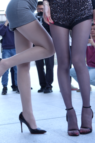 摸拍网红原味瑶瑶和美月丝袜高跟