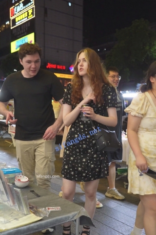  (BC-AA-591)花裙外国小姐姐..弯腰被CD蕾丝丁字裤屁股很白