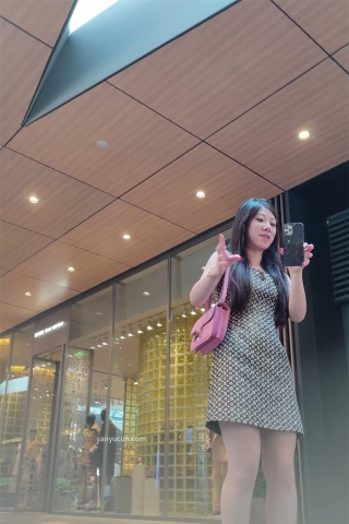 XM316灰色连衣裙美女和闺蜜打卡拍照，银色内内