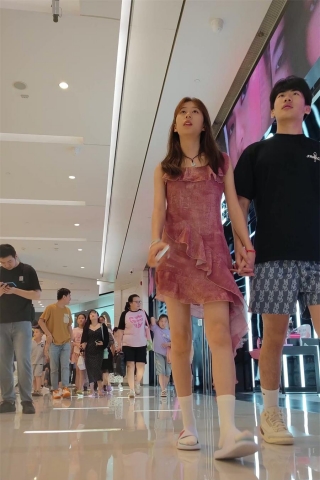 XM301粉色连衣裙小姐姐和男朋友逛街，白色内内