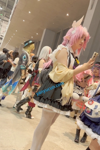 trump1405【KFC】学生妹COSER逛街拍照·过膝白丝·翘屁股露出白色内内