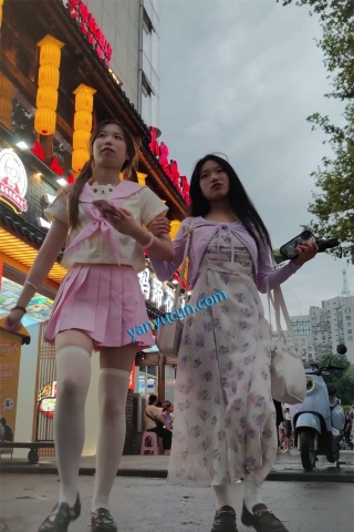 XM349粉色JK双马尾白丝小姐姐和同学逛街，白色内内