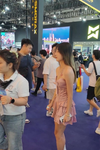 XM305粉色连衣裙小姐姐逛车展，粉色内露毛