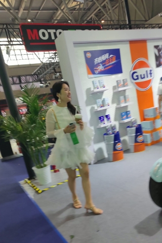 XM171白色连衣裙少妇参加展会，白色内内