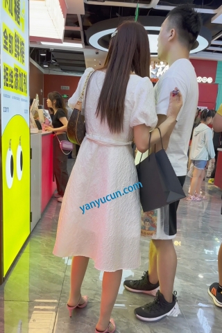 trump1388【KFC】⭐年轻少妇和男友逛街吃小吃·长裙肉色丝袜·豹纹窄内够骚