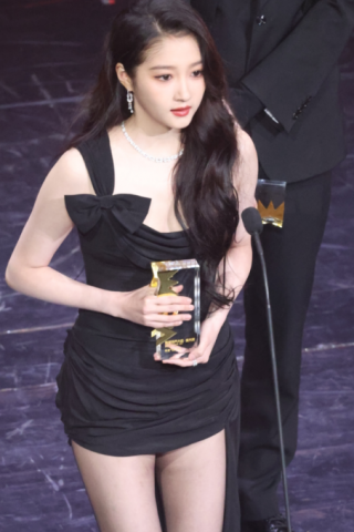 关晓彤颁奖典礼长腿黑丝