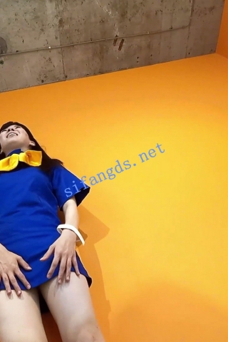 【日产精选】156展会CD两位cos。坐在地上毫无防备。