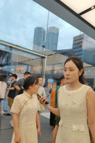 XM285白色连衣裙高冷美女和老公买手机，粉色内带翅膀