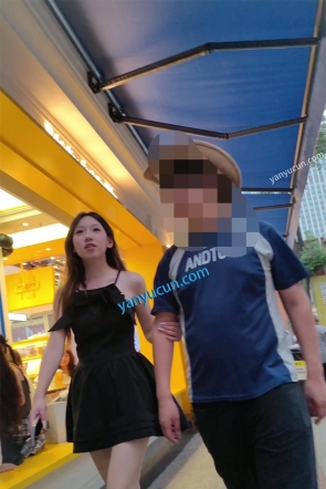 XM480黑色连衣裙美女和男朋友出来游玩，黑色窄内