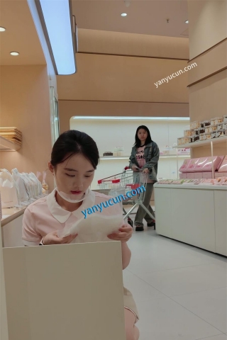 XM380好利来店员小姐姐肉色丝袜，专心工作期间抄底白色内内