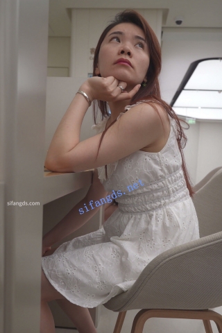 (BC-AA-582)手机店抄底白裙光脚少妇..性感肉臀无痕内露黑色