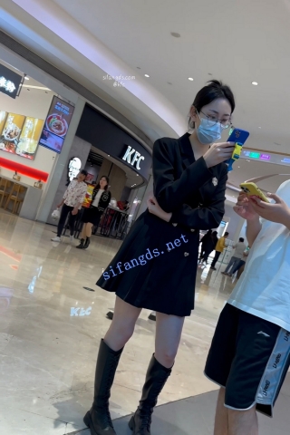 trump1256【KFC】身材不错的眼镜少妇和男友逛街·长裙红色内内前后CD