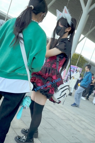 trump1402【KFC】短裙COSER展厅外聊天·没发现脚下的相机·翘屁股灰窄内